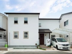 吹き抜けと色を楽しむカフェスタイルのお家