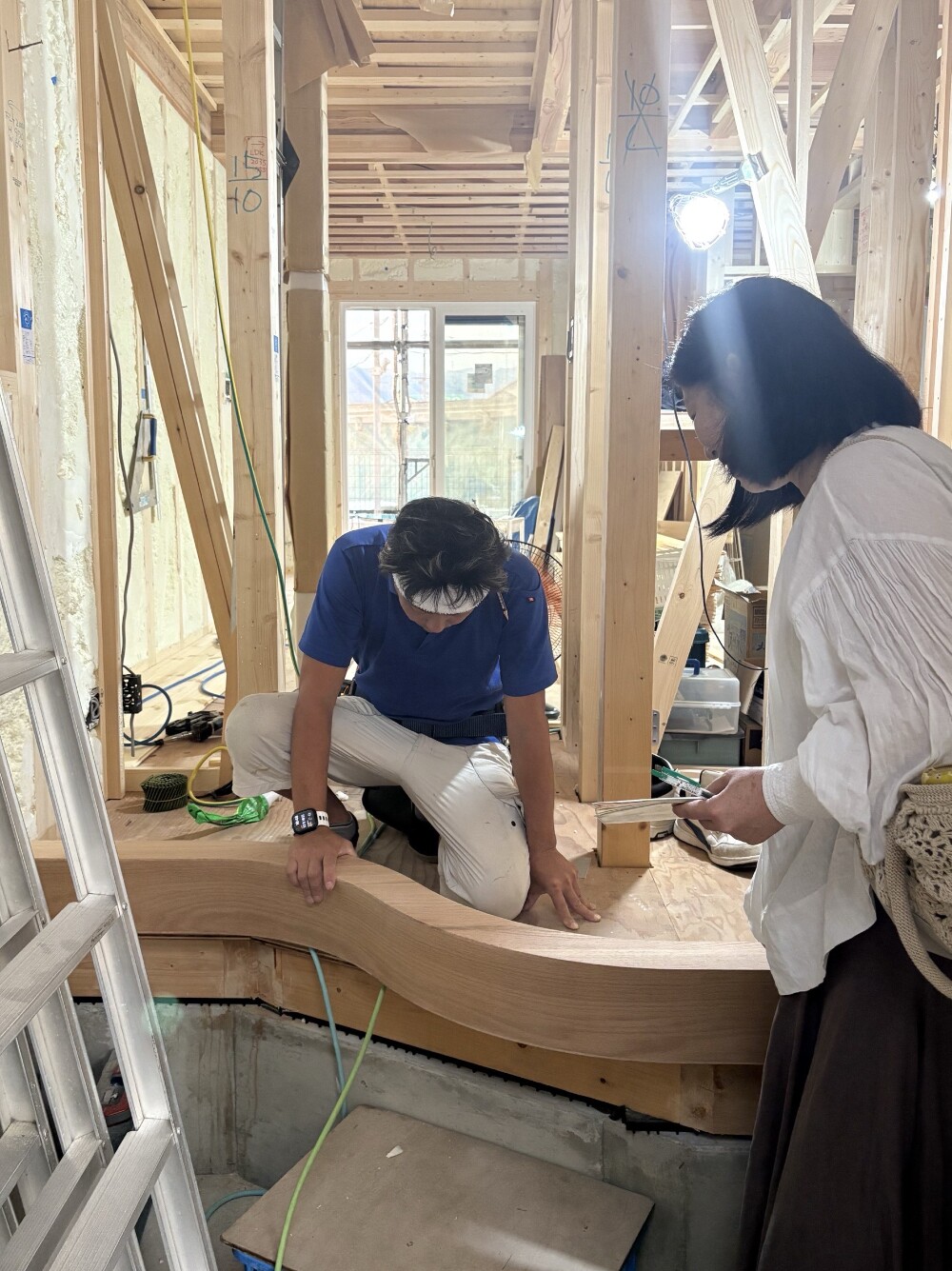 株式会社ハウスサポート｜アイリーフラボの建築中現場で、大工さんがS字の玄関框の作業風景です。