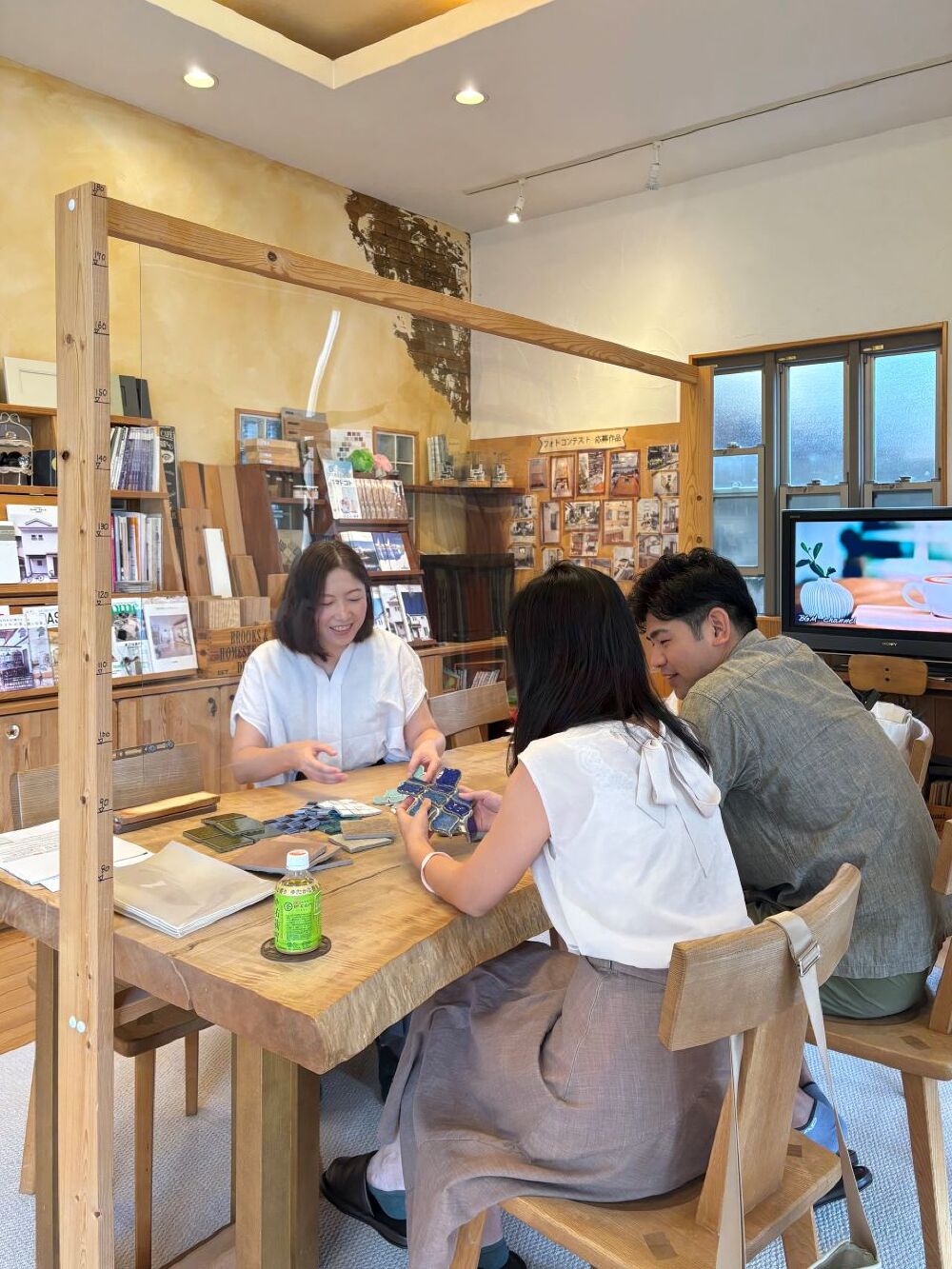 株式会社ハウスサポートで、お施主様と内装で使うタイル選びのお打ち合わせ風景です。