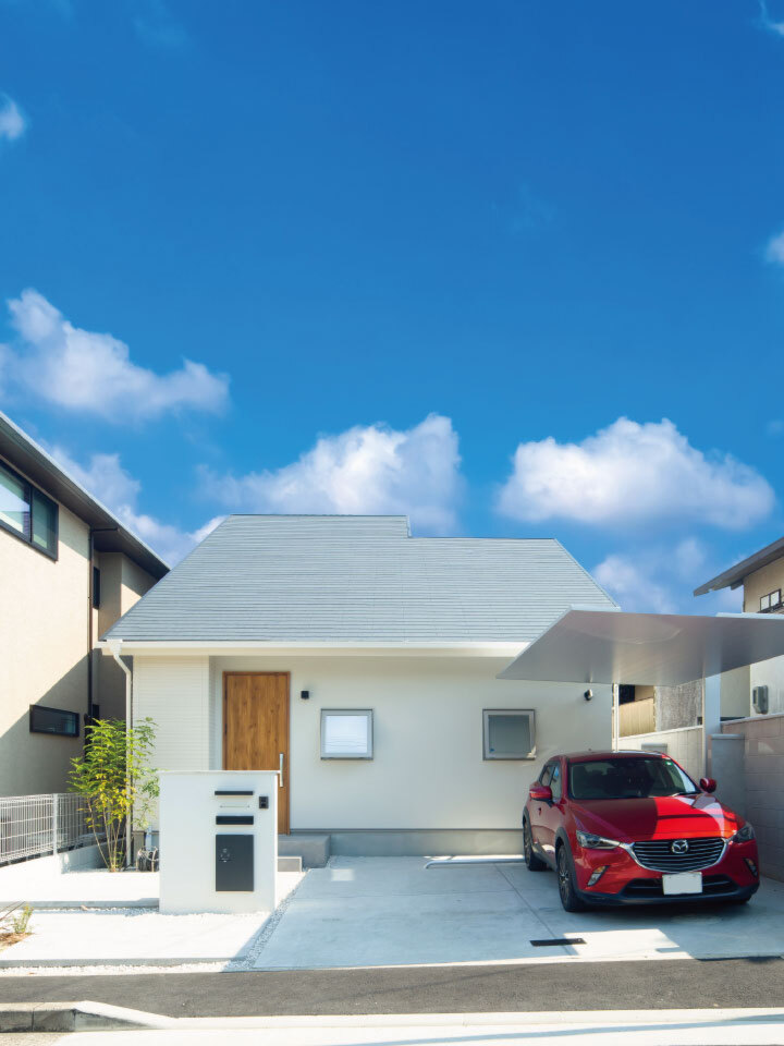 平屋風　2階建てのウッドデッキを囲んだコの字のお家