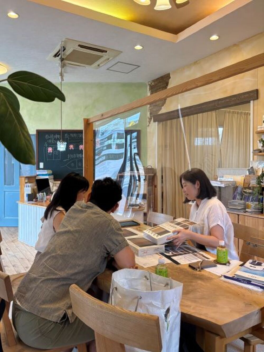 株式会社ハウスサポートで、お施主様と外構のお打ち合わせ風景です。