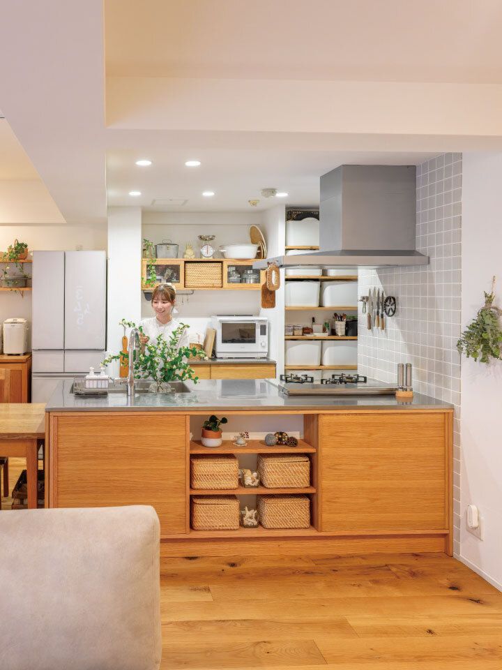 木製キッチンと造作収納が映えるマンションリノベーションのお家の写真です。【マンションリノベーション｜北欧ナチュラル｜無垢材｜自然素材｜アイリーフラボ｜京都】