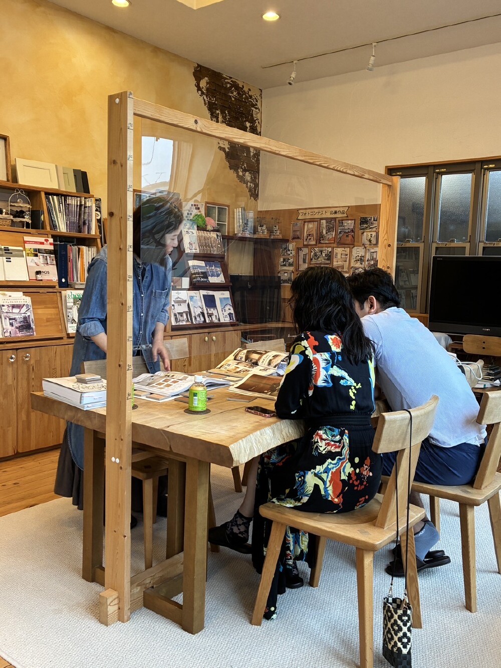 株式会社ハウスサポートで、お施主様と玄関ポーチのタイル選びのお打ち合わせ風景です。