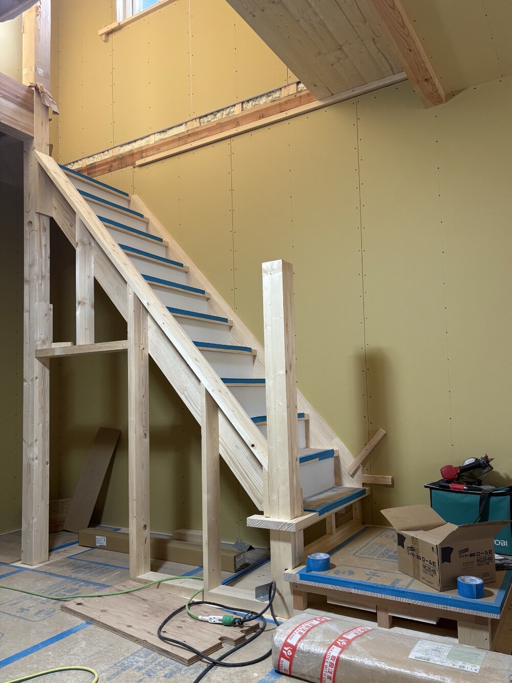 株式会社ハウスサポート｜アイリーフラボの建築中現場で、階段施工途中の写真です。