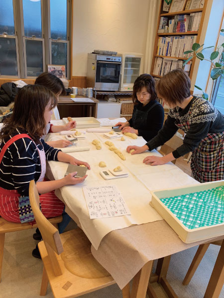 ナチュラルな家　かわいいお家　京都　パンつくり