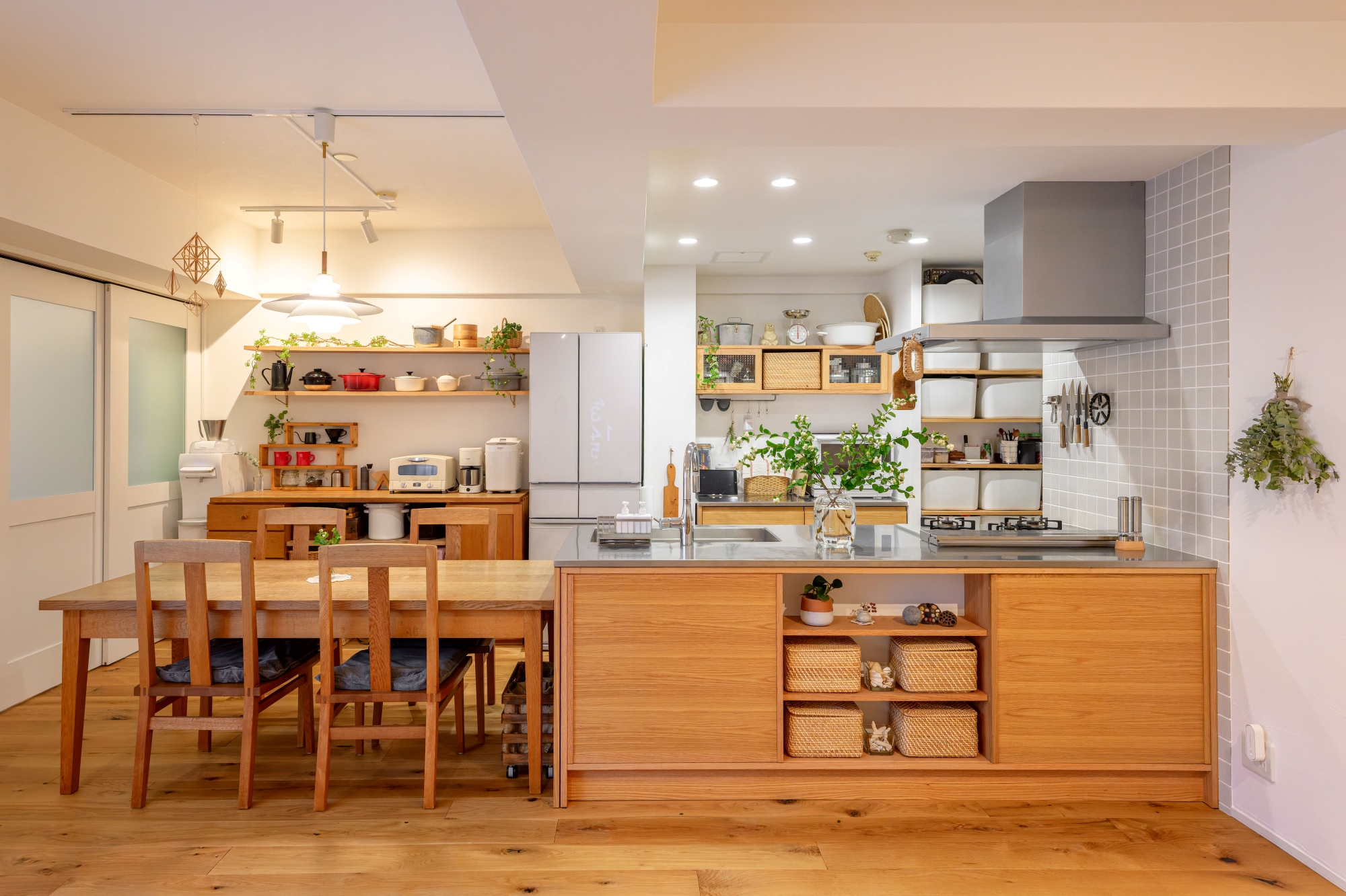 北欧ナチュラルなマンションリノベーションのキッチン造作収納の写真です。