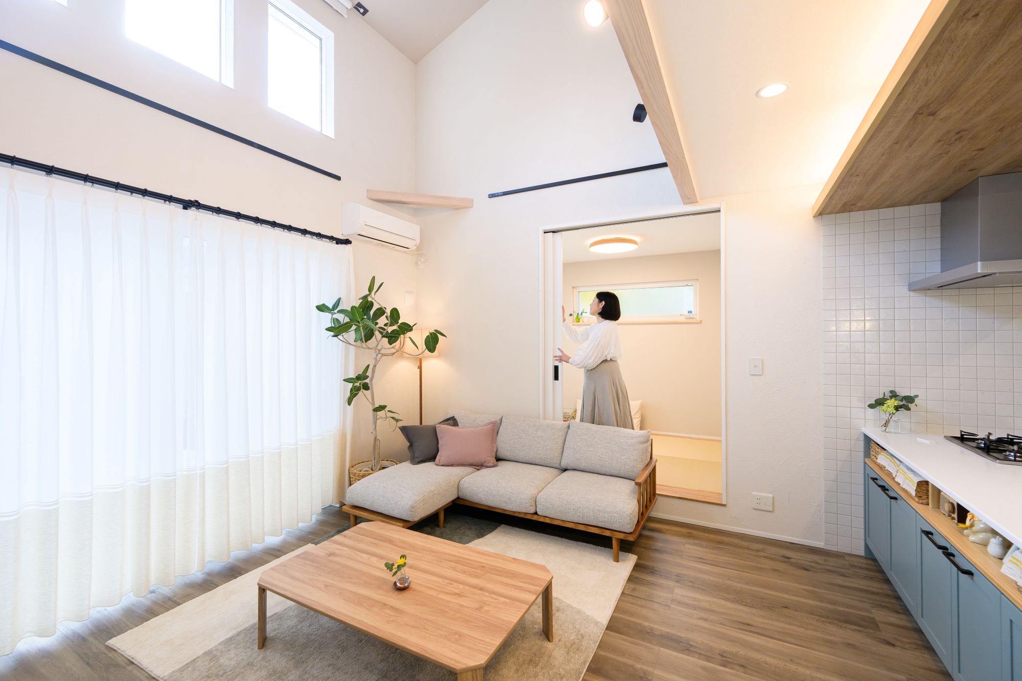 ハウスサポート｜アイリーフラボが手掛けた北欧ナチュラルな勾配天井の吹き抜けリビングの写真です。