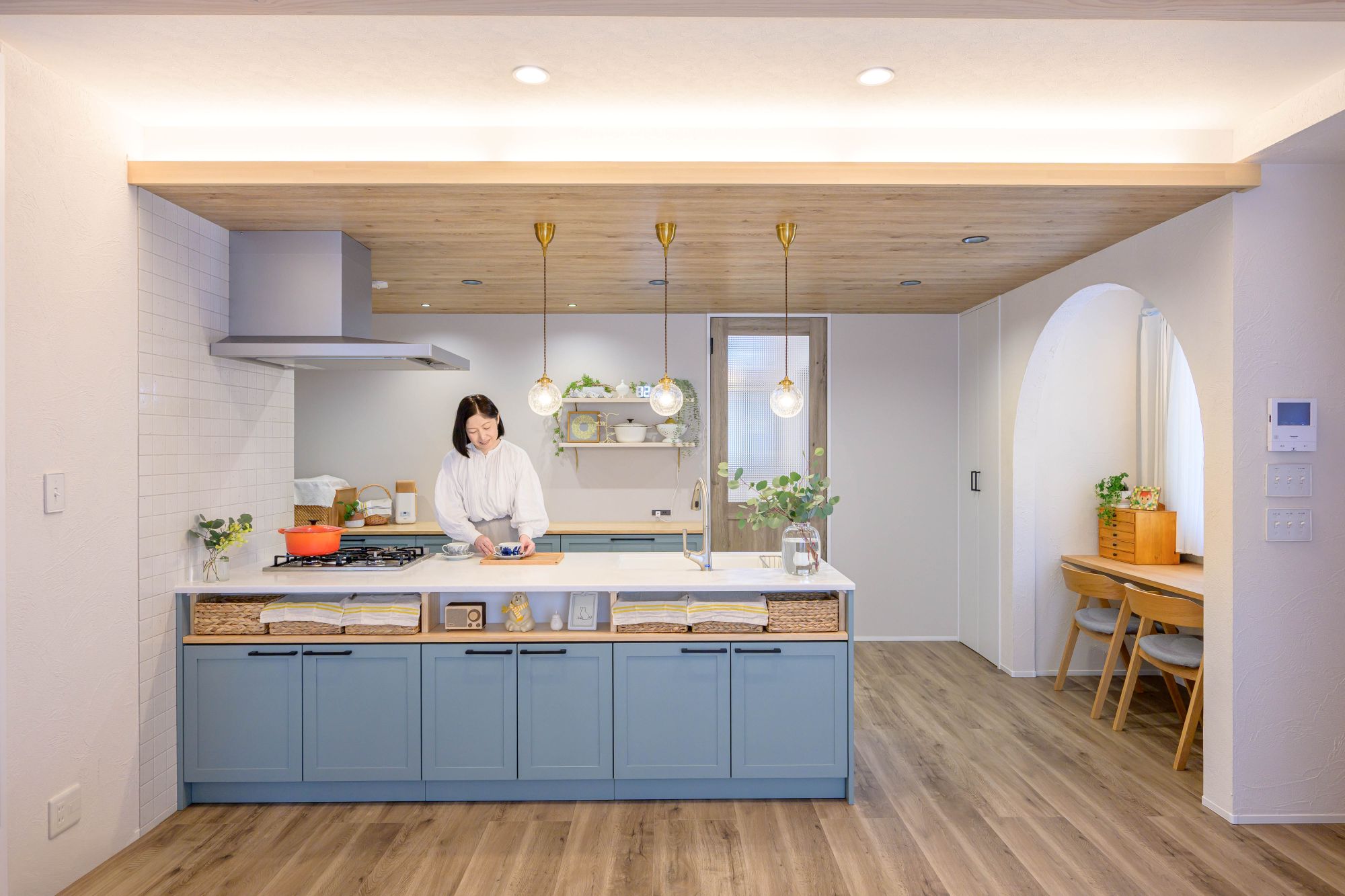 ハウスサポート｜アイリーフラボが手掛けた北欧ナチュラルな勾配天井の吹き抜けリビングの写真です。