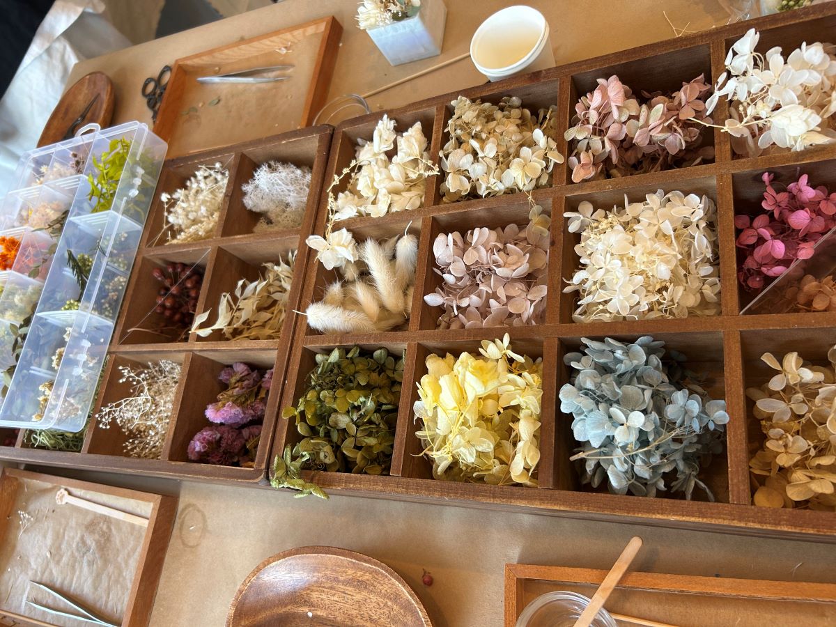 U様店舗　アロマボックスを手作りのお花